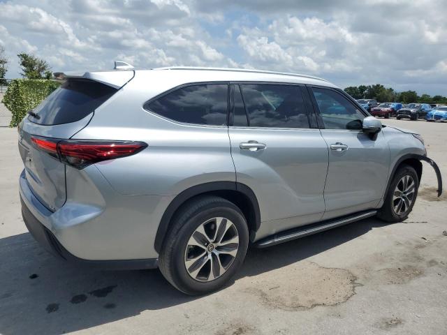 5TDGZRAH2NS555338 - 2022 TOYOTA HIGHLANDER XLE SILVER photo 3
