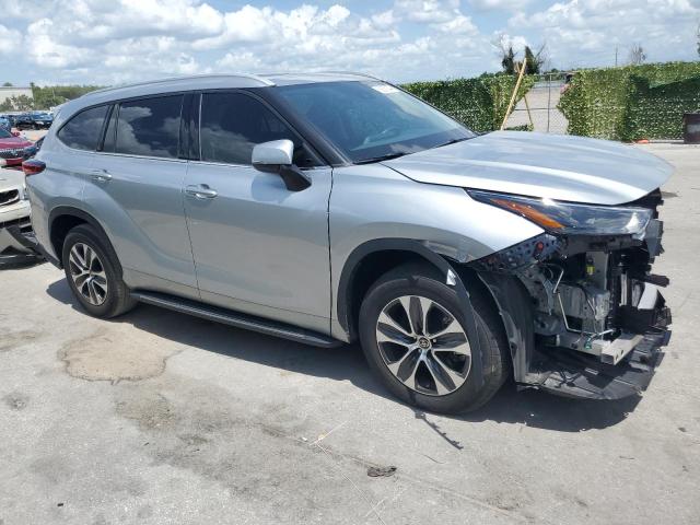 5TDGZRAH2NS555338 - 2022 TOYOTA HIGHLANDER XLE SILVER photo 4