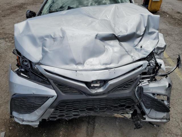 4T1G11AK0RU238093 - 2024 TOYOTA CAMRY SE NIGHT SHADE SILVER photo 11