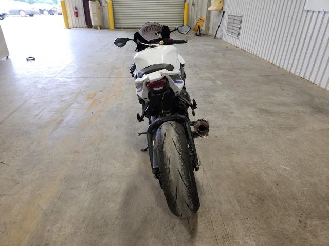 JS1DM11B9P7100220 - 2023 SUZUKI GSX-R1000 WHITE photo 4