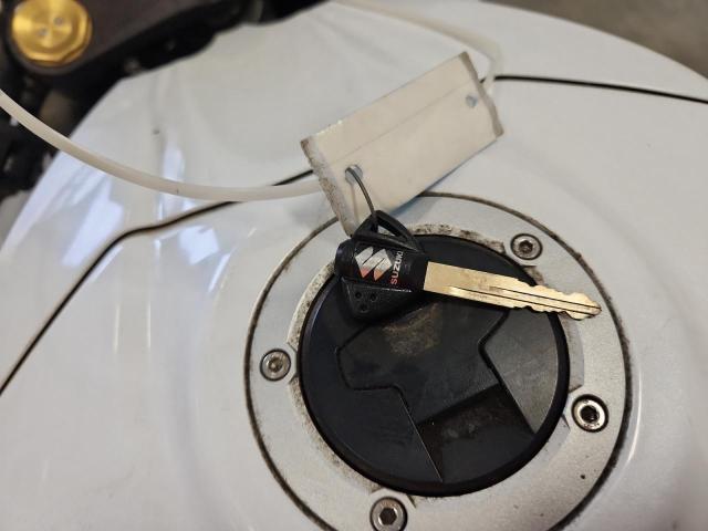 JS1DM11B9P7100220 - 2023 SUZUKI GSX-R1000 WHITE photo 8