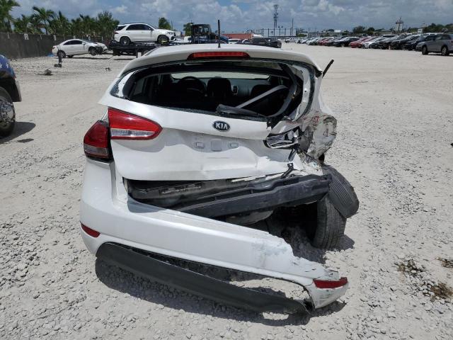 KNAFK5A88G5646841 - 2016 KIA FORTE LX WHITE photo 6