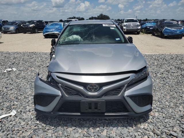 4T1G11AK9PU104521 - 2023 TOYOTA CAMRY SE NIGHT SHADE SILVER photo 5