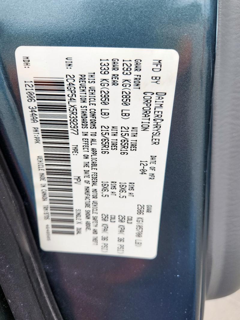 2C4GP54LX5R392977 - 2005 CHRYSLER TOWN & COU TOURING GREEN photo 13