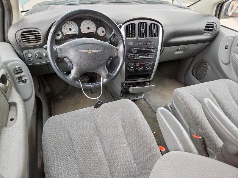 2C4GP54LX5R392977 - 2005 CHRYSLER TOWN & COU TOURING GREEN photo 8