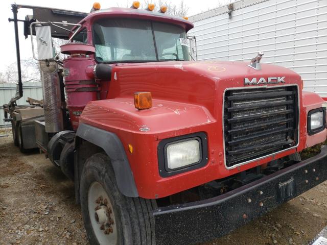 1M2P267C7YM049031 - 2000 MACK 600 RD600 RED photo 1