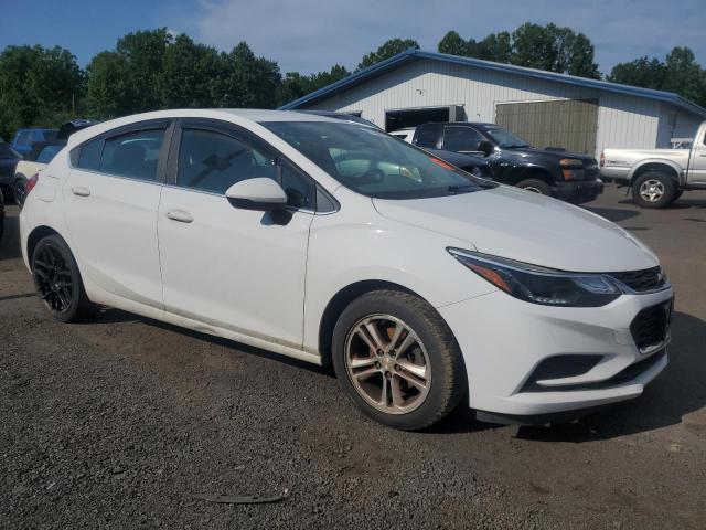 3G1BE6SM8JS570618 - 2018 CHEVROLET CRUZE LT WHITE photo 4