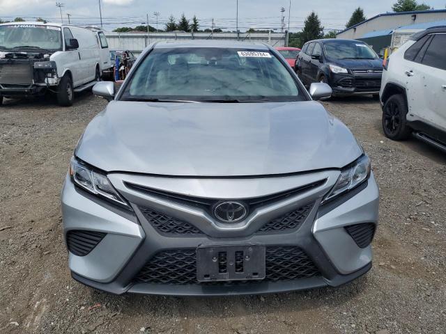 4T1B11HK4JU119418 - 2018 TOYOTA CAMRY L SILVER photo 5