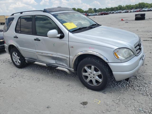 4JGAB72E5XA098183 - 1999 MERCEDES-BENZ ML 430 银色 照片 4