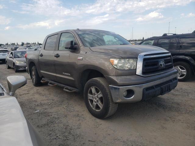 5TFDY5F12BX201044 - 2011 TOYOTA TUNDRA CREWMAX SR5 TAN photo 4