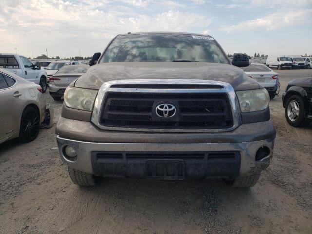 5TFDY5F12BX201044 - 2011 TOYOTA TUNDRA CREWMAX SR5 TAN photo 5