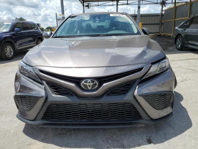 4T1G11AK2PU720383 - 2023 TOYOTA CAMRY SE NIGHT SHADE CHARCOAL photo 5