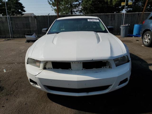 1ZVBP8AM9B5112531 - 2011 FORD MUSTANG WHITE photo 5