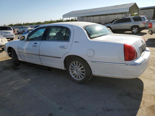 1LNHM82W03Y658538 - 2003 LINCOLN TOWN CAR SIGNATURE WHITE photo 2