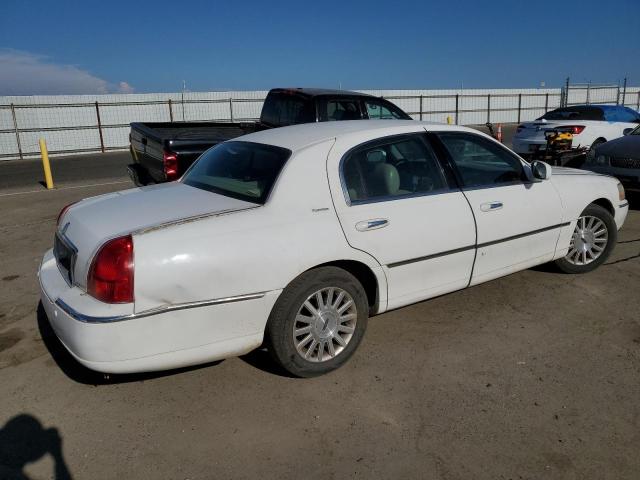 1LNHM82W03Y658538 - 2003 LINCOLN TOWN CAR SIGNATURE WHITE photo 3