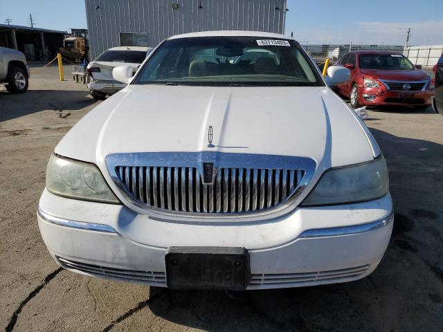 1LNHM82W03Y658538 - 2003 LINCOLN TOWN CAR SIGNATURE WHITE photo 5