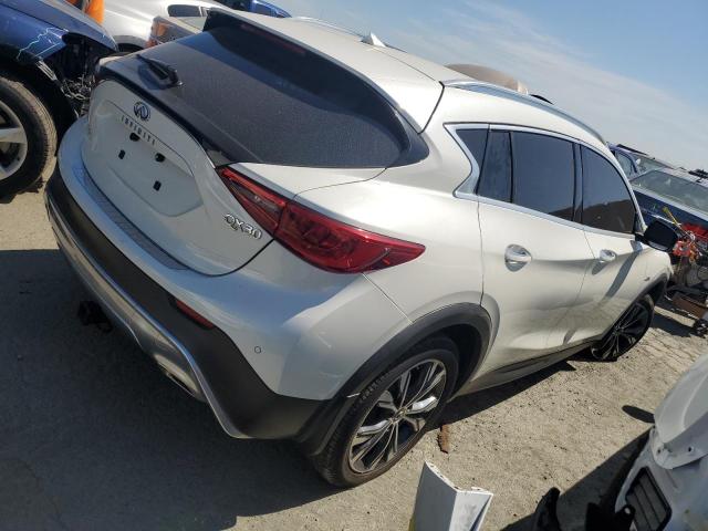 SJKCH5CR8JA048030 - 2018 INFINITI QX30 BASE أبيض صورة 3