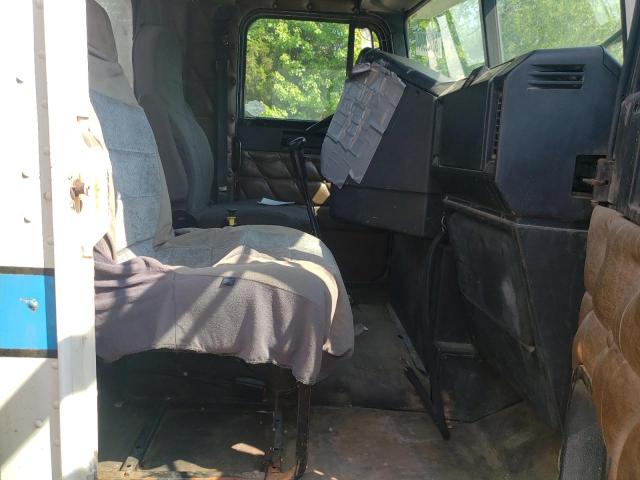 1FUJF6CG74DN44307 - 2004 FREIGHTLINER CONVENTION CLASSIC 120 Սպիտակ լուսանկար 5