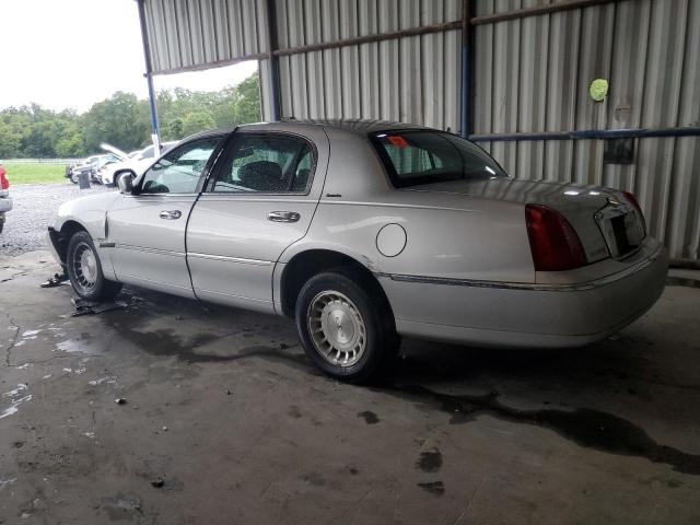 1LNHM81W9XY630812 - 1999 LINCOLN TOWN CAR EXECUTIVE SILVER photo 2