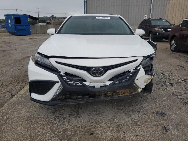 4T1G11AK2PU170330 - 2023 TOYOTA CAMRY SE NIGHT SHADE WHITE photo 5