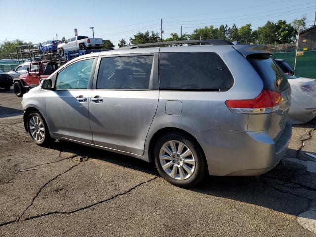 5TDDK3DC6DS067383 - 2013 TOYOTA SIENNA XLE 银色 照片 2