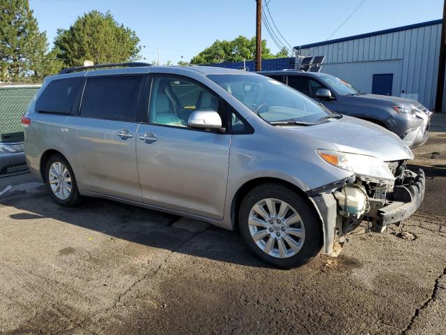 5TDDK3DC6DS067383 - 2013 TOYOTA SIENNA XLE 银色 照片 4