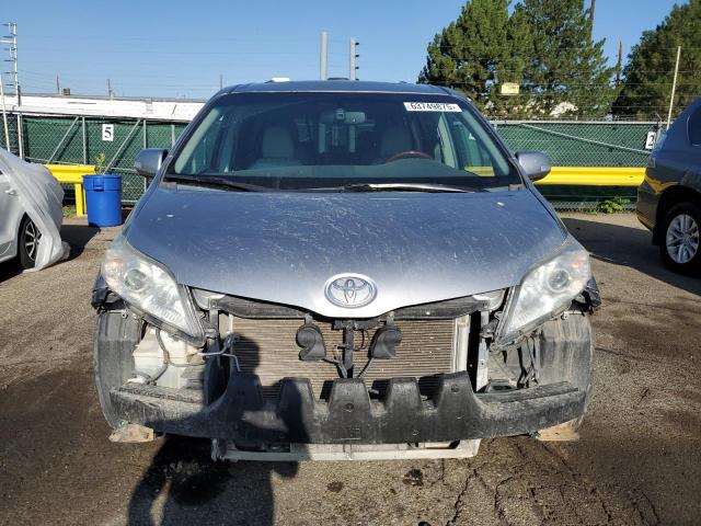 5TDDK3DC6DS067383 - 2013 TOYOTA SIENNA XLE 银色 照片 5