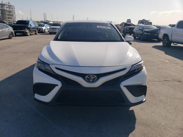 4T1T11AK6PU838810 - 2023 TOYOTA CAMRY SE NIGHT SHADE WHITE photo 5
