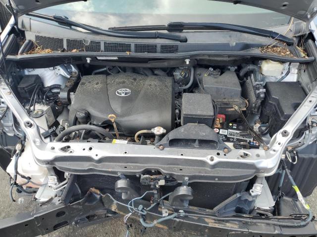 5TDKZ3DC7JS907427 - 2018 TOYOTA SIENNA LE Gümüş fotoğraf 12