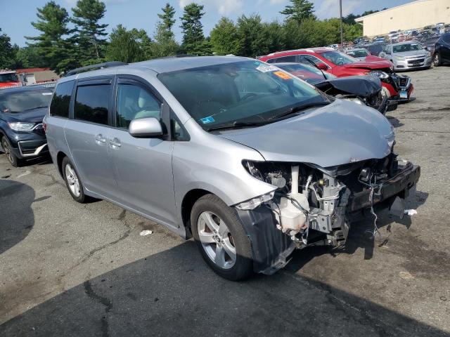 5TDKZ3DC7JS907427 - 2018 TOYOTA SIENNA LE Gümüş fotoğraf 4