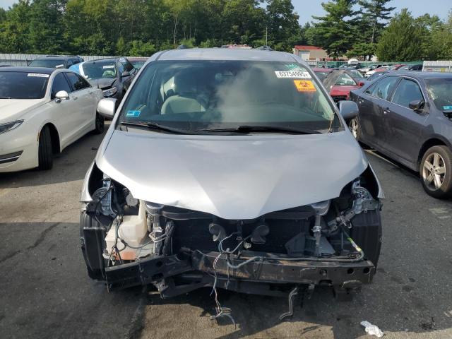 5TDKZ3DC7JS907427 - 2018 TOYOTA SIENNA LE Gümüş fotoğraf 5