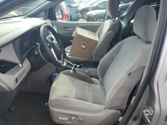 5TDKZ3DC7JS907427 - 2018 TOYOTA SIENNA LE Gümüş fotoğraf 7
