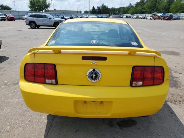 1ZVHT80N565132698 - 2006 FORD MUSTANG YELLOW photo 6