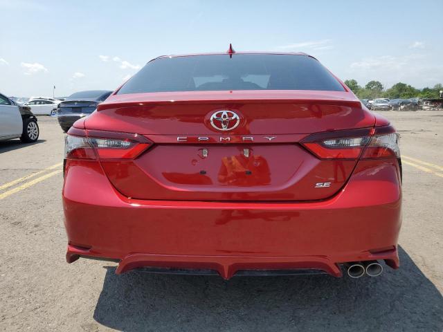 4T1G11AK9MU473584 - 2021 TOYOTA CAMRY SE RED photo 6