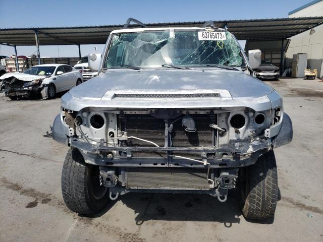 JTEZU11F470001646 - 2007 TOYOTA FJ CRUISER SILVER photo 5