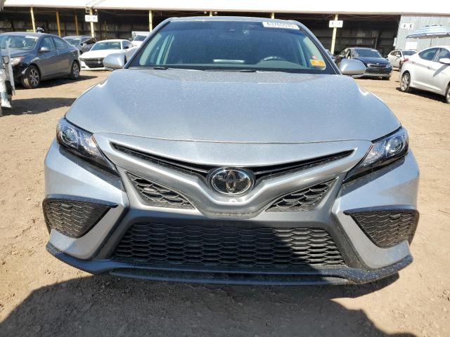 4T1S11AK1PU739355 - 2023 TOYOTA CAMRY SE NIGHT SHADE WHITE photo 5