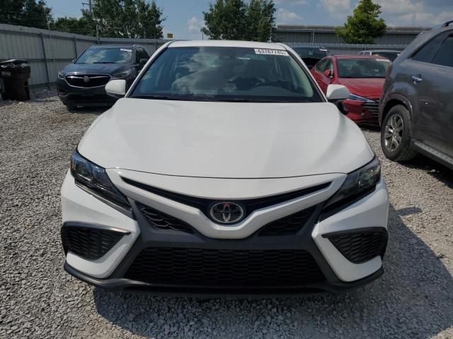 4T1G11AKXPU830193 - 2023 TOYOTA CAMRY SE NIGHT SHADE WHITE photo 5