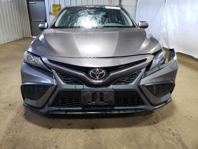 4T1G11AK1MU473143 - 2021 TOYOTA CAMRY SE GRAY photo 5