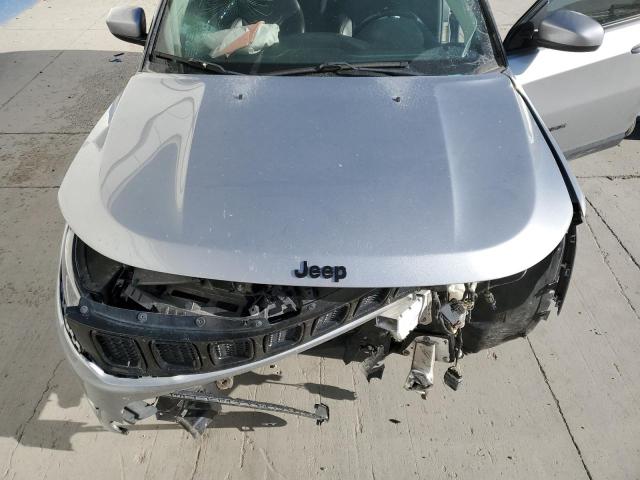 3C4NJDBB0JT396105 - 2018 JEEP COMPASS LATITUDE SILVER photo 12