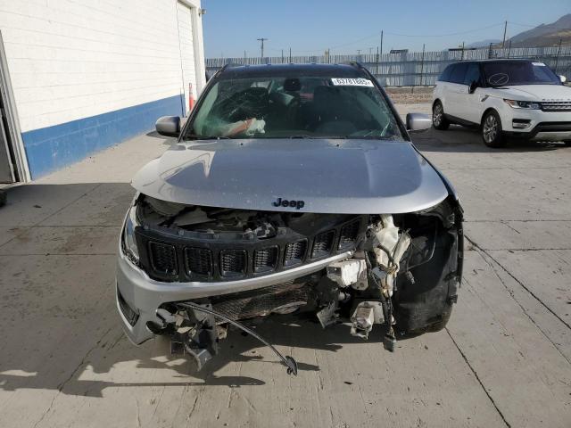 3C4NJDBB0JT396105 - 2018 JEEP COMPASS LATITUDE SILVER photo 5