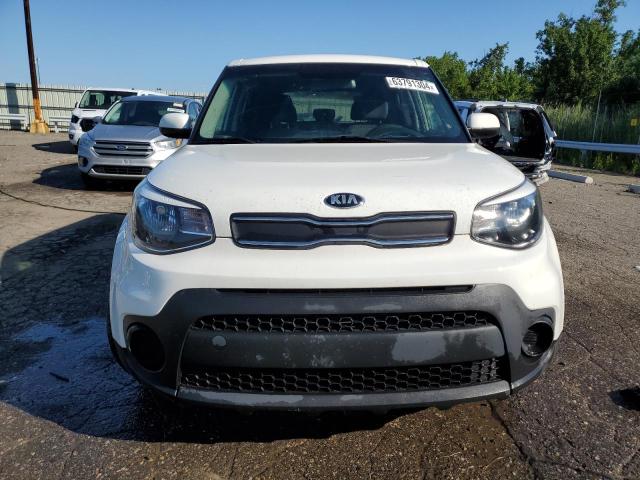 KNDJN2A24J7615516 - 2018 KIA SOUL WHITE photo 5