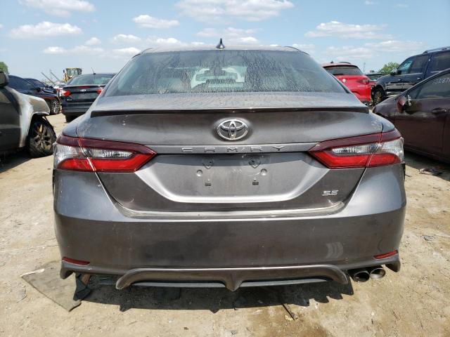 4T1G11AK5MU608897 - 2021 TOYOTA CAMRY SE GRAY photo 6