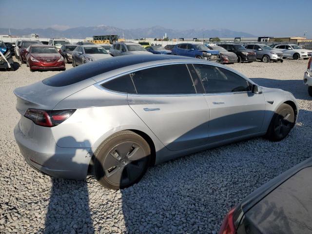 5YJ3E1EB0JF093345 - 2018 TESLA MODEL 3 Silber Foto 3