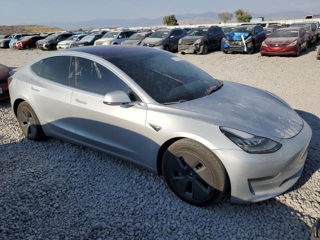 5YJ3E1EB0JF093345 - 2018 TESLA MODEL 3 Silber Foto 4
