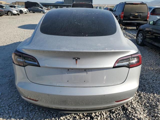 5YJ3E1EB0JF093345 - 2018 TESLA MODEL 3 Silber Foto 6