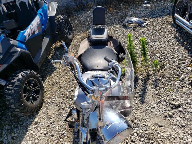 JH2RC44671K503543 - 2001 HONDA VT750 CD2 SILVER photo 5