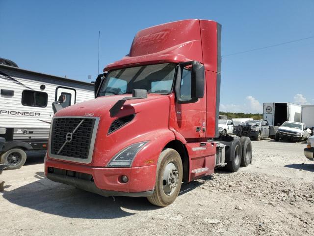 4V4WC9EG3LN225603 - 2020 VOLVO VNR RED photo 2