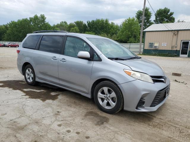 5TDKZ3DC2JS956731 - 2018 TOYOTA SIENNA LE SILVER photo 4