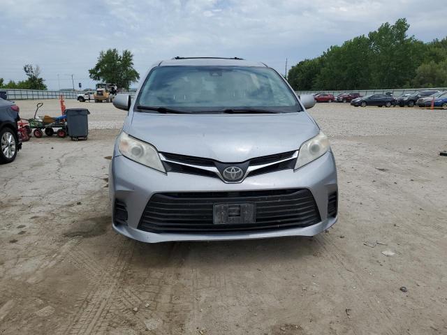 5TDKZ3DC2JS956731 - 2018 TOYOTA SIENNA LE SILVER photo 5