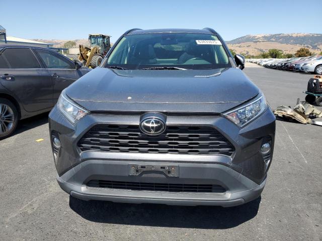 JTMP1RFV6KD024351 - 2019 TOYOTA RAV4 XLE Сірий фото 5